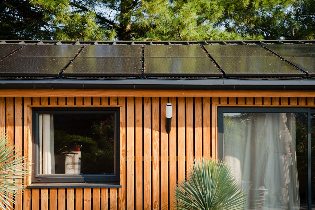Solaire Box Wooden House with Solar Roof